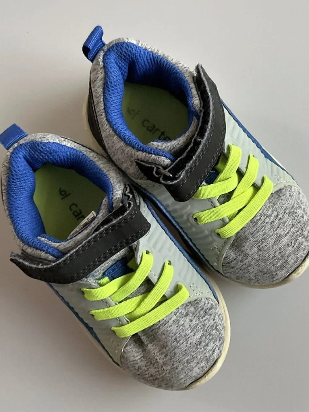 TODDLER SNEAKERS WITH HOOK AND LOOP CLOSURE
